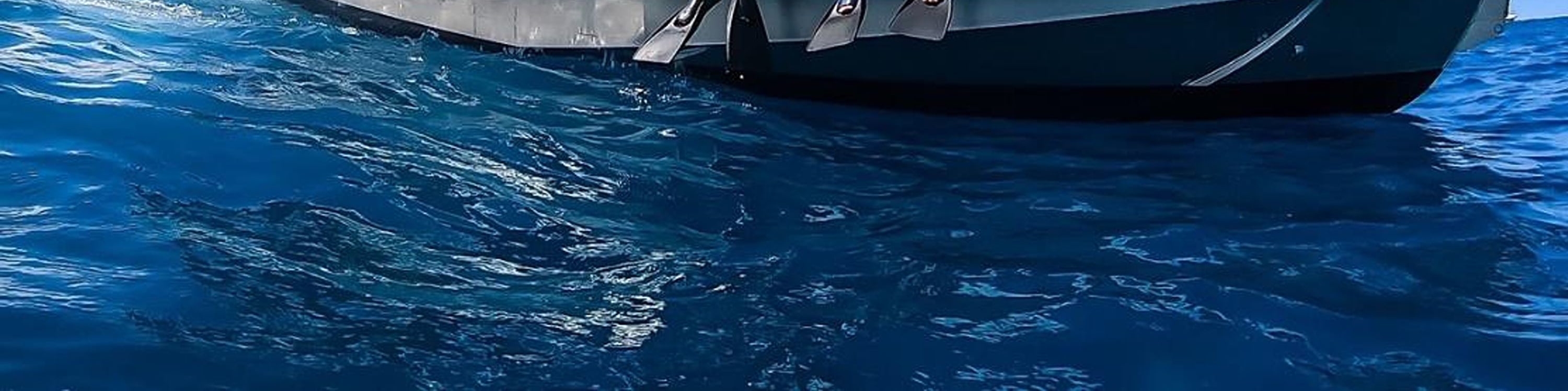 遊客在船上放鬆身心，盡情享受夏威夷的陽光和海風