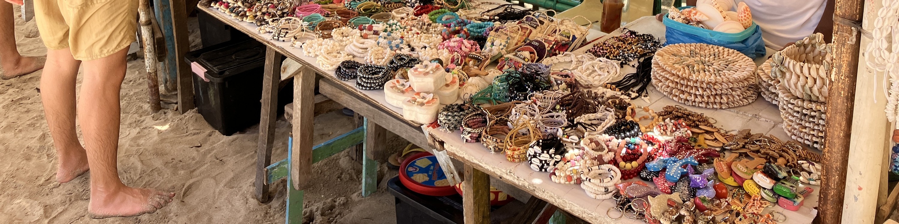 瀏覽迷人的攤位,那裡出售貝殼飾品和手工紀念品,沉浸在這個島嶼悠閒的熱帶氛圍中。 瀏覽迷人的攤位,那裡出售貝殼飾品和手工紀念品,沉浸在這個島嶼悠閒的熱帶氛圍中。