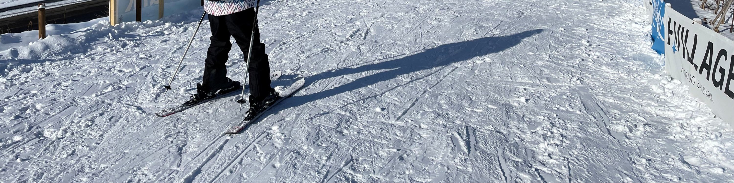 在札幌附近的雪上樂園 F 村體驗首次滑雪和雪橇（含接送服務）