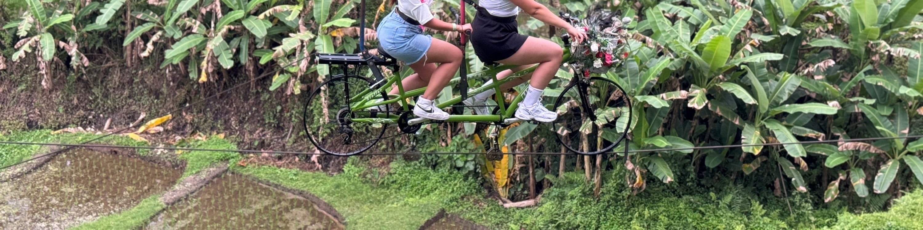 與您的伴侶、朋友或孩子一起騎著雙人空中自行車,感受在空中騎行的刺激 與您的伴侶、朋友或孩子一起騎著雙人空中自行車,感受在空中騎行的刺激