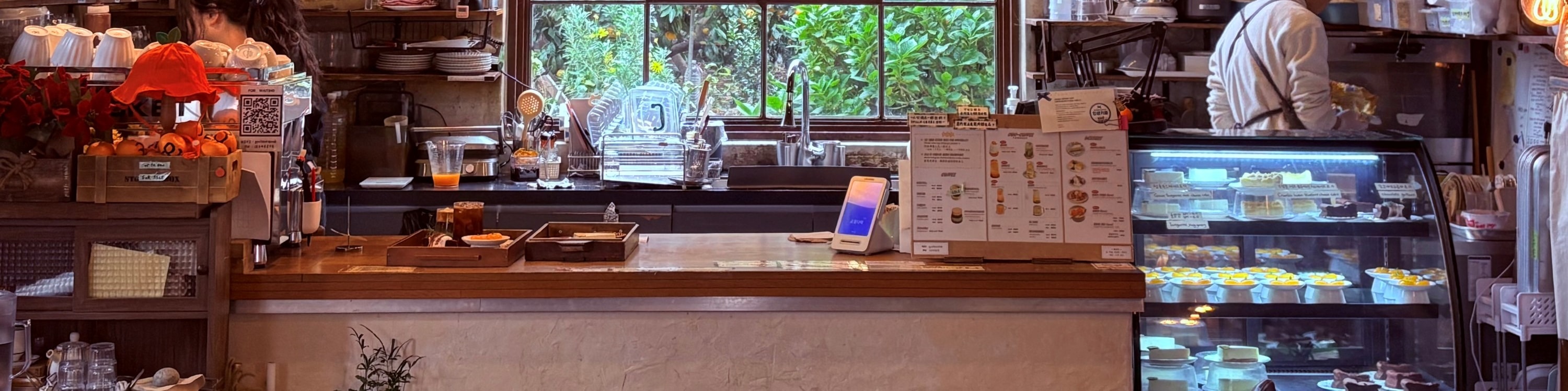 參觀由前岩石建造的橘子儲藏室改造而成的橘子咖啡館,盡情享用各種橘子主題甜點。 參觀由前岩石建造的橘子儲藏室改造而成的橘子咖啡館,盡情享用各種橘子主題甜點。