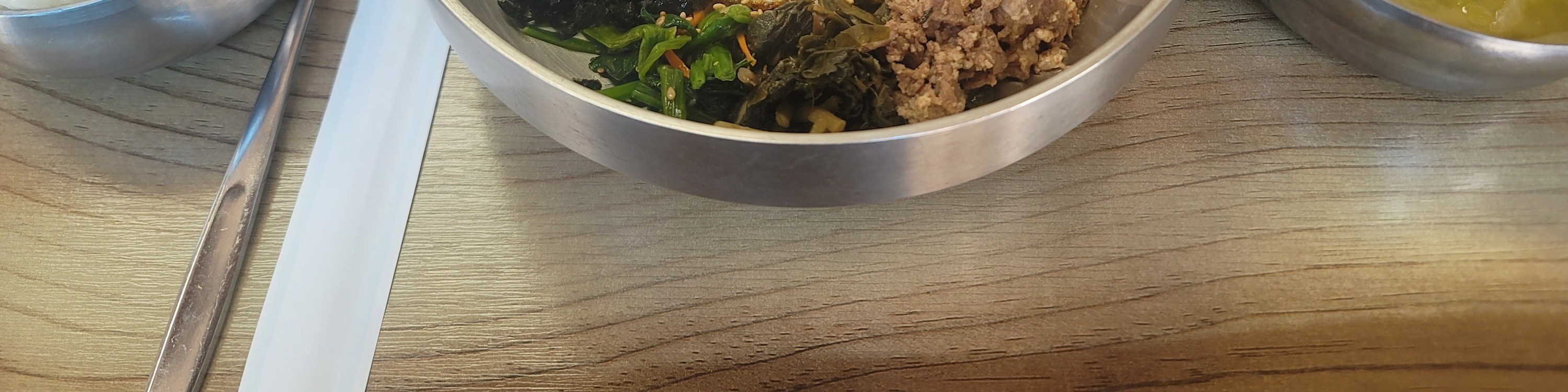 石鍋拌飯——傳統的韓國米飯料理，以調味適中的山野菜、米飯與韓式辣椒醬（gochujang）製成，完美呈現蔬菜的自然風味。