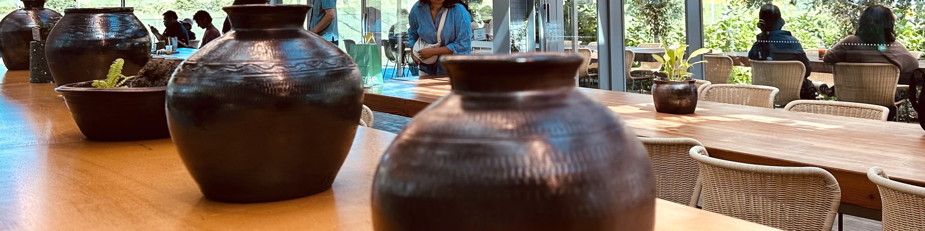 在O'Sulloc或Innisfree Café充滿自然氣息的空間裡，品嚐抹茶拿鐵或抹茶冰淇淋，享受一段療癒時光。