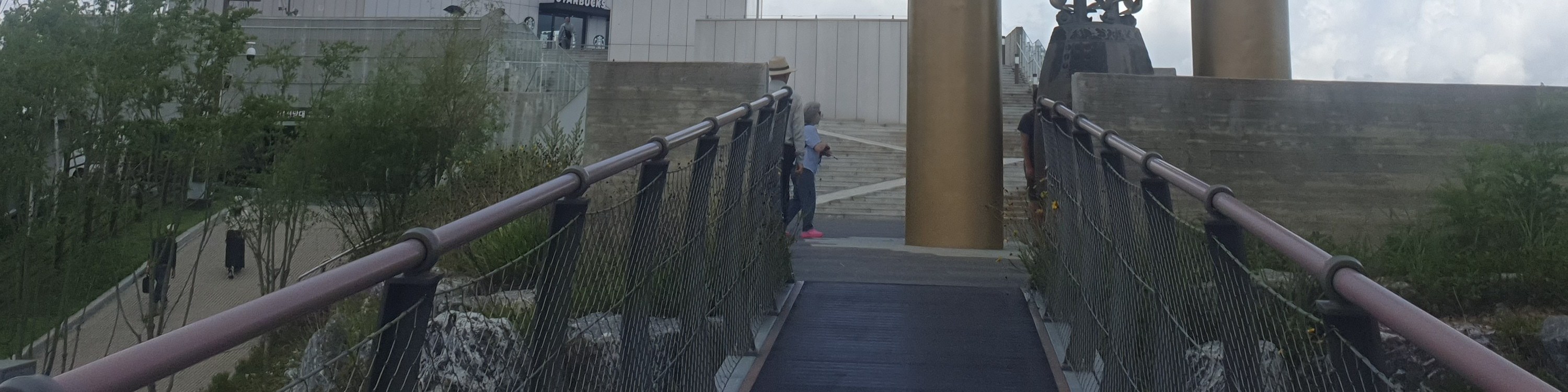 和平鐘的設計旨在體現類似聯合國的象徵意義，它代表著從戰爭到和平的轉變，通過將戰爭遺物熔化成能夠引起希望而不是敵意的東西而建成。