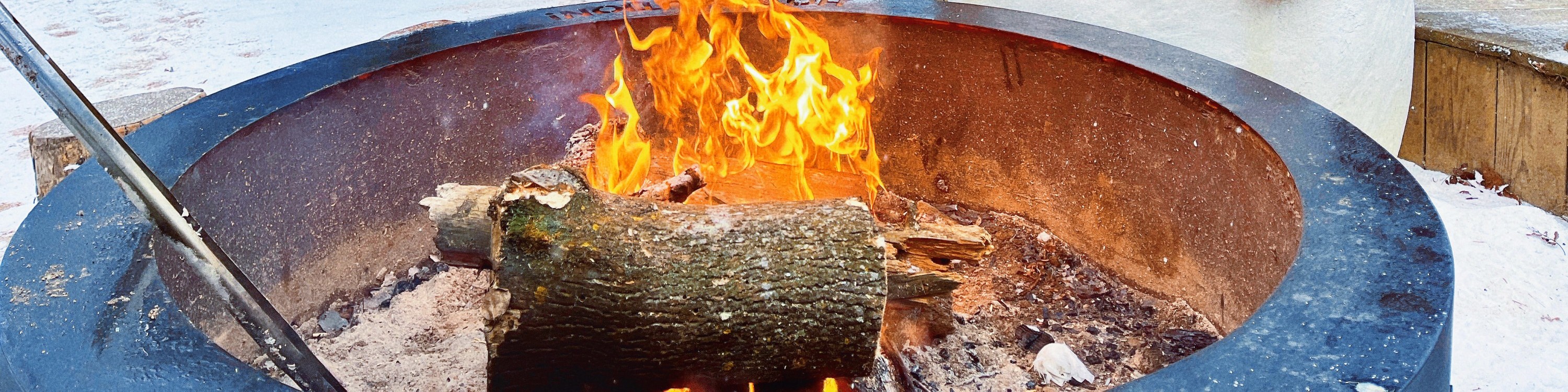 在南怡島的冬季，溫馨的營火與雪雕帶來暖意。