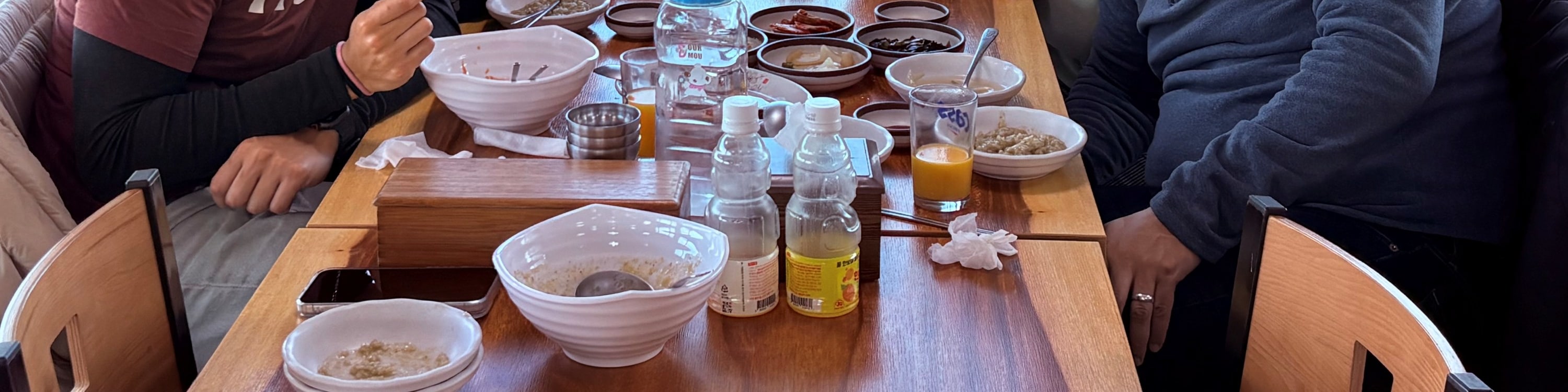 在一家質樸而風景優美的餐廳與海女們見面,這家餐廳通過其美食和服務體現了海女精神。 在一家質樸而風景優美的餐廳與海女們見面,這家餐廳通過其美食和服務體現了海女精神。