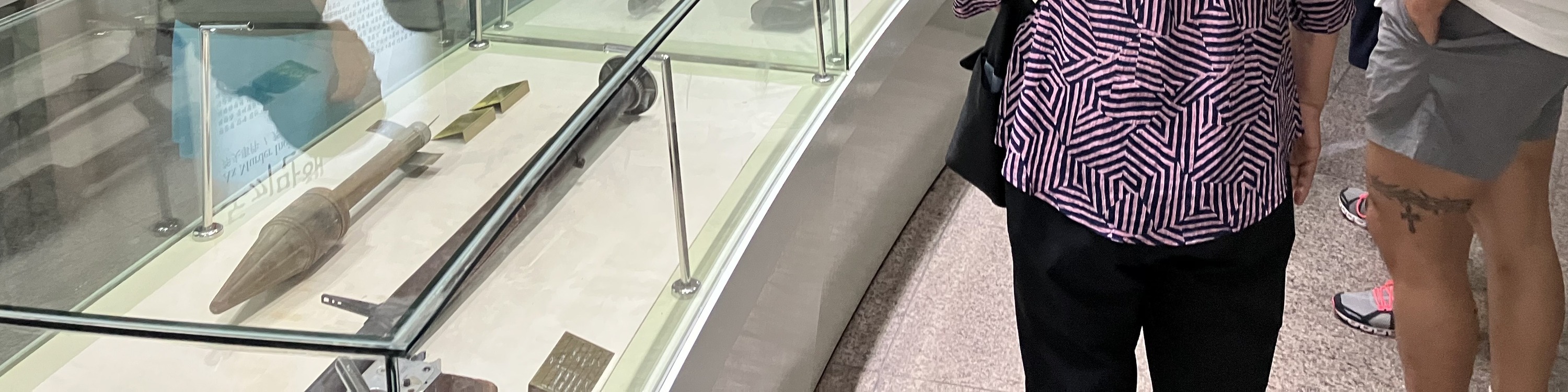 一位講英語的導遊將為您講解朝鮮戰爭期間使用的設備展覽。 一位講英語的導遊將為您講解朝鮮戰爭期間使用的設備展覽。
