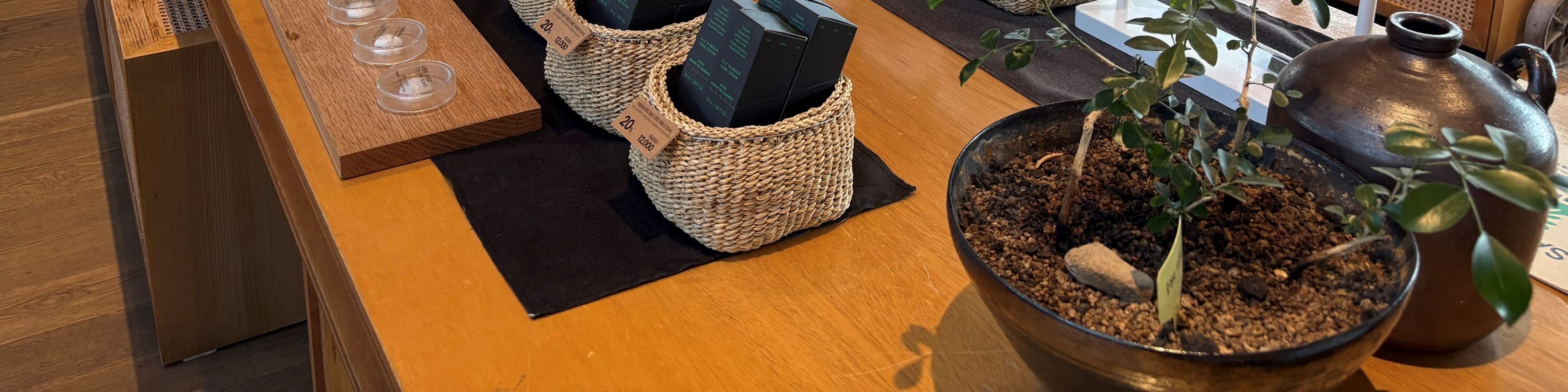 在悅詩風吟濟州小屋 (Innisfree Jeju House) 探索獨家護膚產品，沉浸在韓流美妝的世界中。