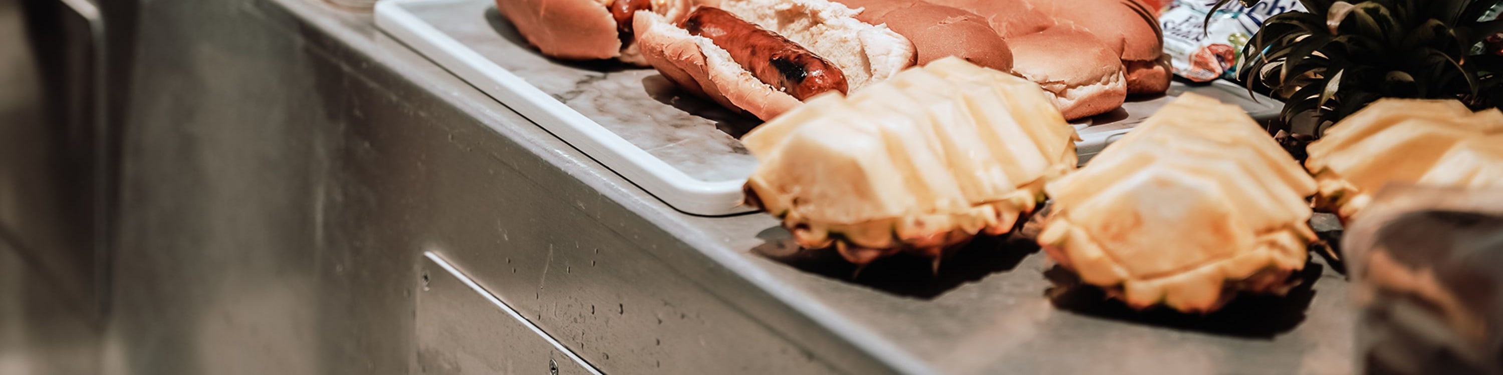 船上現烤午餐準備中，盡情享用在地風味與美味海島料理