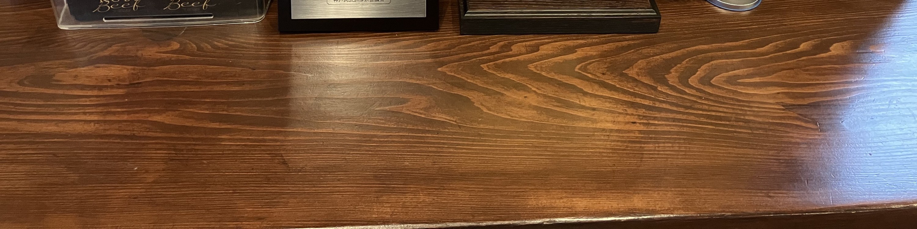 店內展示著神戶牛認證獎盃與榮譽證書,象徵頂級和牛品質的保證 店內展示著神戶牛認證獎盃與榮譽證書,象徵頂級和牛品質的保證