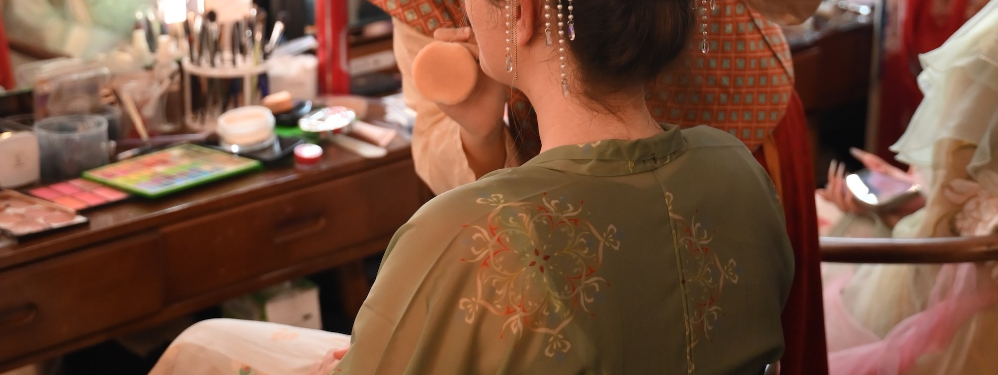 您也可以加購彩妝服務。 您也可以加購彩妝服務。