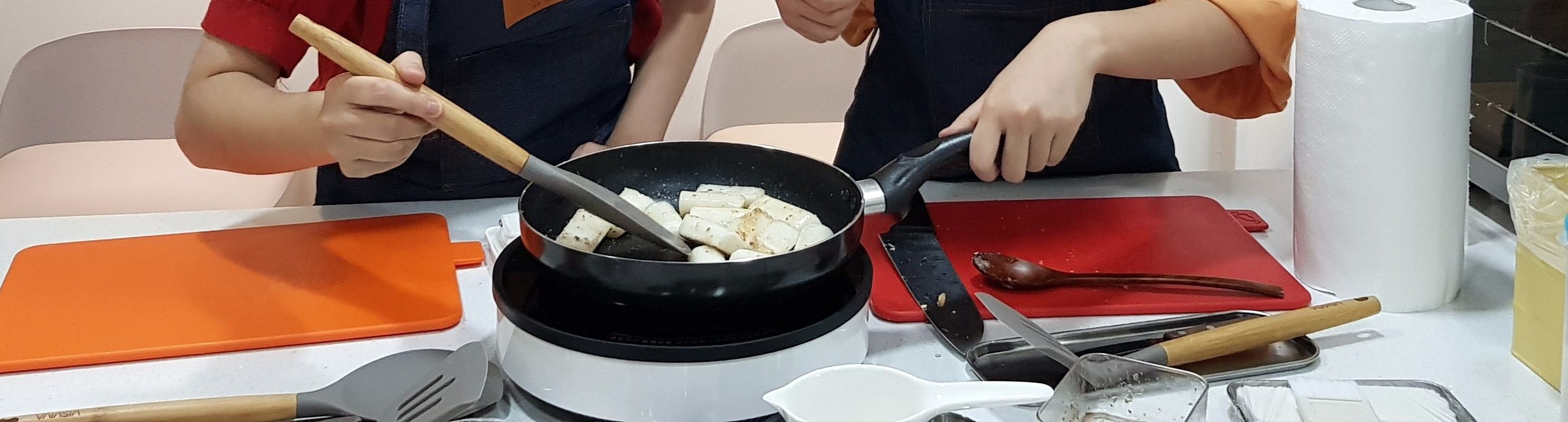 客人們在慶州廚房分享有趣的烹飪時光，一起歡笑學習。