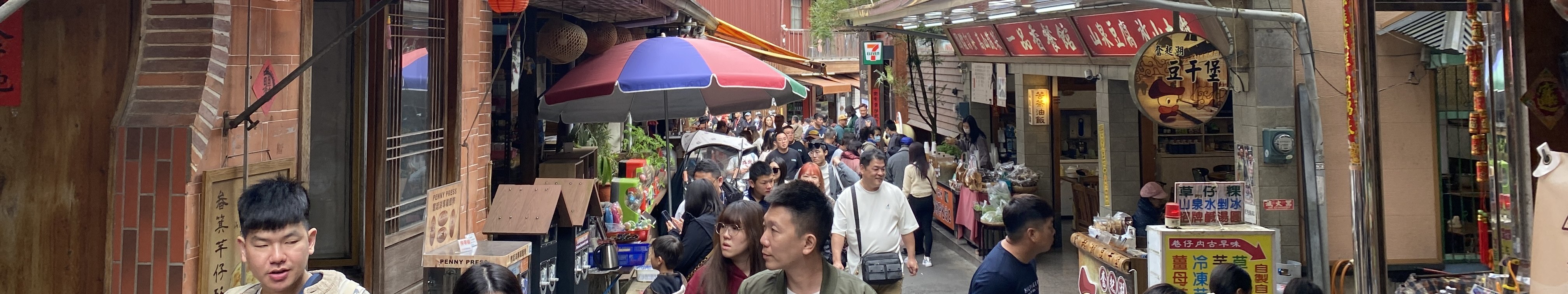 品嚐台灣在地美食及火車便當！漫步在依山而建的復古街廓中，除了朝聖百年檜木甜甜圈、草仔粿等必吃美味，還能走進古老蒸汽火車車庫，感受濃濃的鐵道懷舊風情。