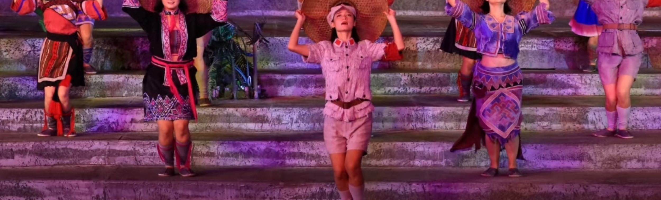 階梯式實景舞臺，以草帽為道具，配合燈光營造氛圍