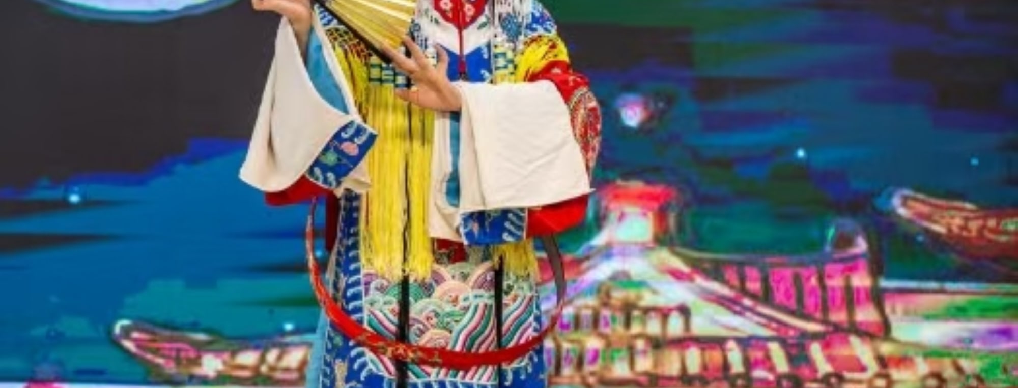 表演形式豐富，有手持摺扇的優雅身段，搭配傳統建築風格的裝飾，營造出濃郁的古典氛圍，讓觀眾沉浸式感受戲曲藝術與傳統文化的獨特魅力