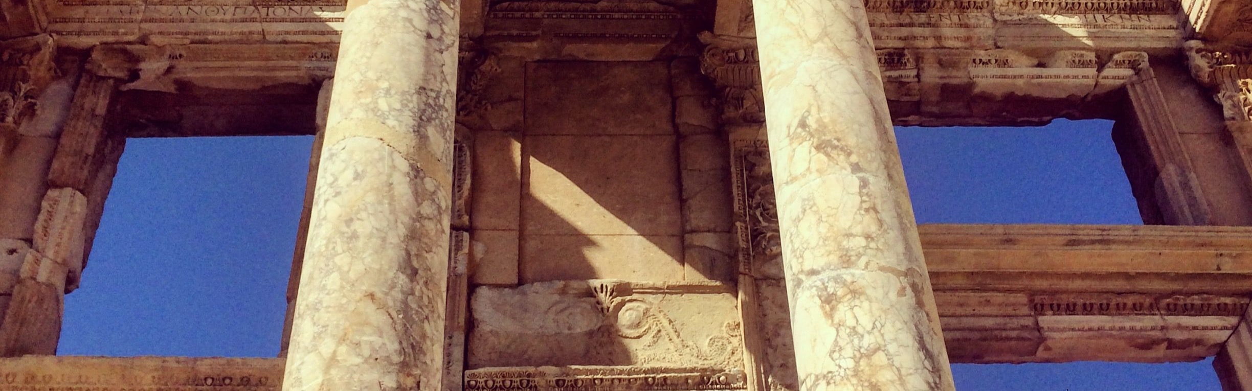 驚歎於塞爾蘇斯圖書館的標誌性外觀,它是古羅馬宏偉的象徵 驚歎於塞爾蘇斯圖書館的標誌性外觀,它是古羅馬宏偉的象徵