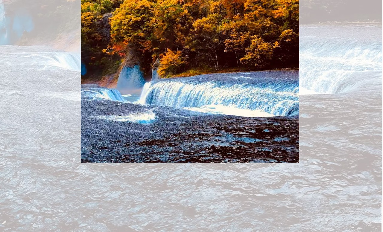 吹割瀑布位於群馬縣,被譽為“東洋的尼亞加拉”。瀑布寬約30米,高約7米,水流從岩石間飛瀉而下,形成壯觀的峽谷景緻和天然水霧。 吹割瀑布位於群馬縣,被譽為“東洋的尼亞加拉”。瀑布寬約30米,高約7米,水流從岩石間飛瀉而下,形成壯觀的峽谷景緻和天然水霧。