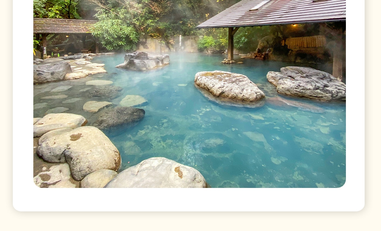 走入黑川溫泉,流經城鎮的美麗河流、茂密的植被和溫泉所散發出的蒸汽交疊,為旅客提供了夢幻般的視野 走入黑川溫泉,流經城鎮的美麗河流、茂密的植被和溫泉所散發出的蒸汽交疊,為旅客提供了夢幻般的視野