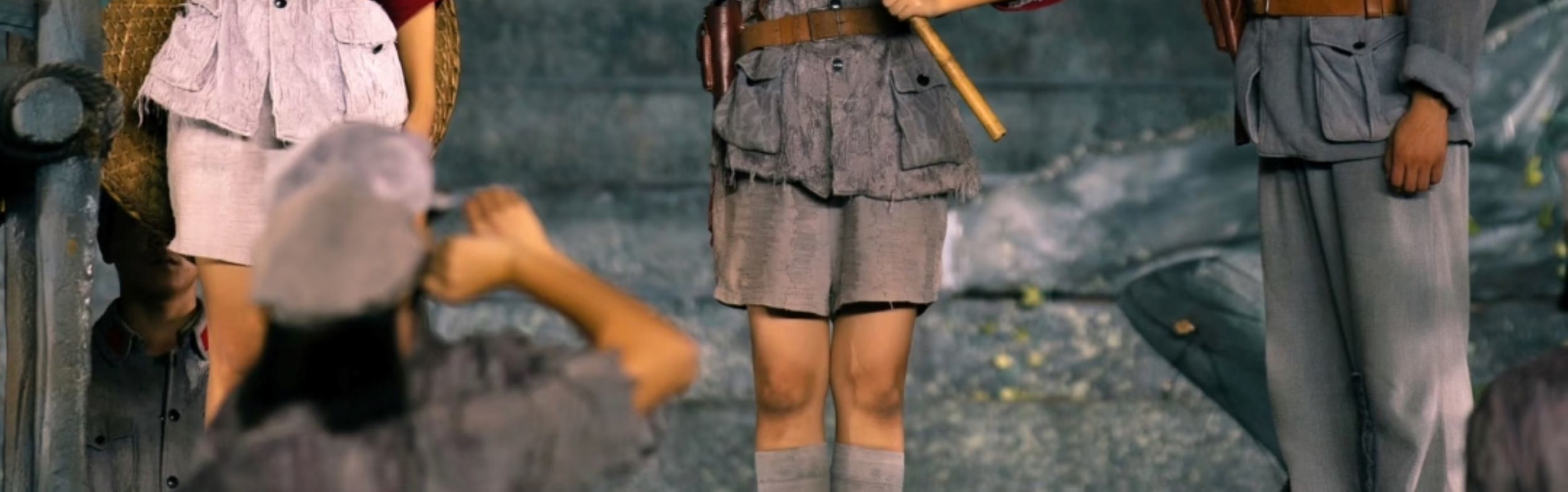 民族服飾搭草帽，階梯陣列展風貌，顯娘子軍的鄉土底色與英氣