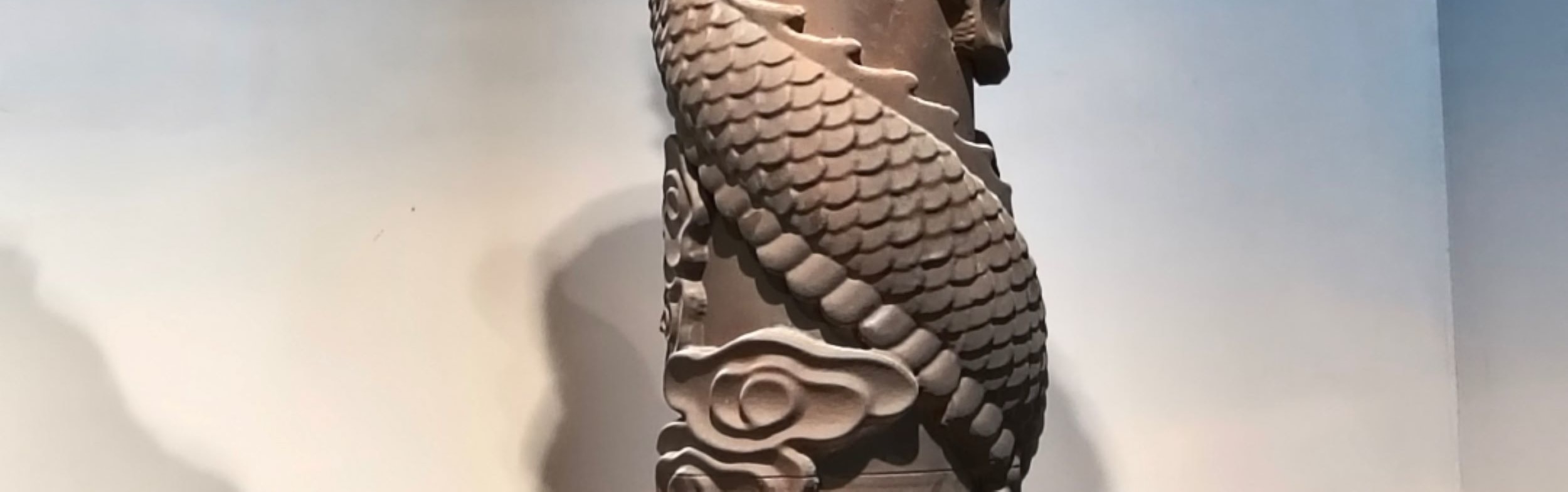 龍紋祥雲栩栩如生，中式紋樣與甜蜜材質碰撞