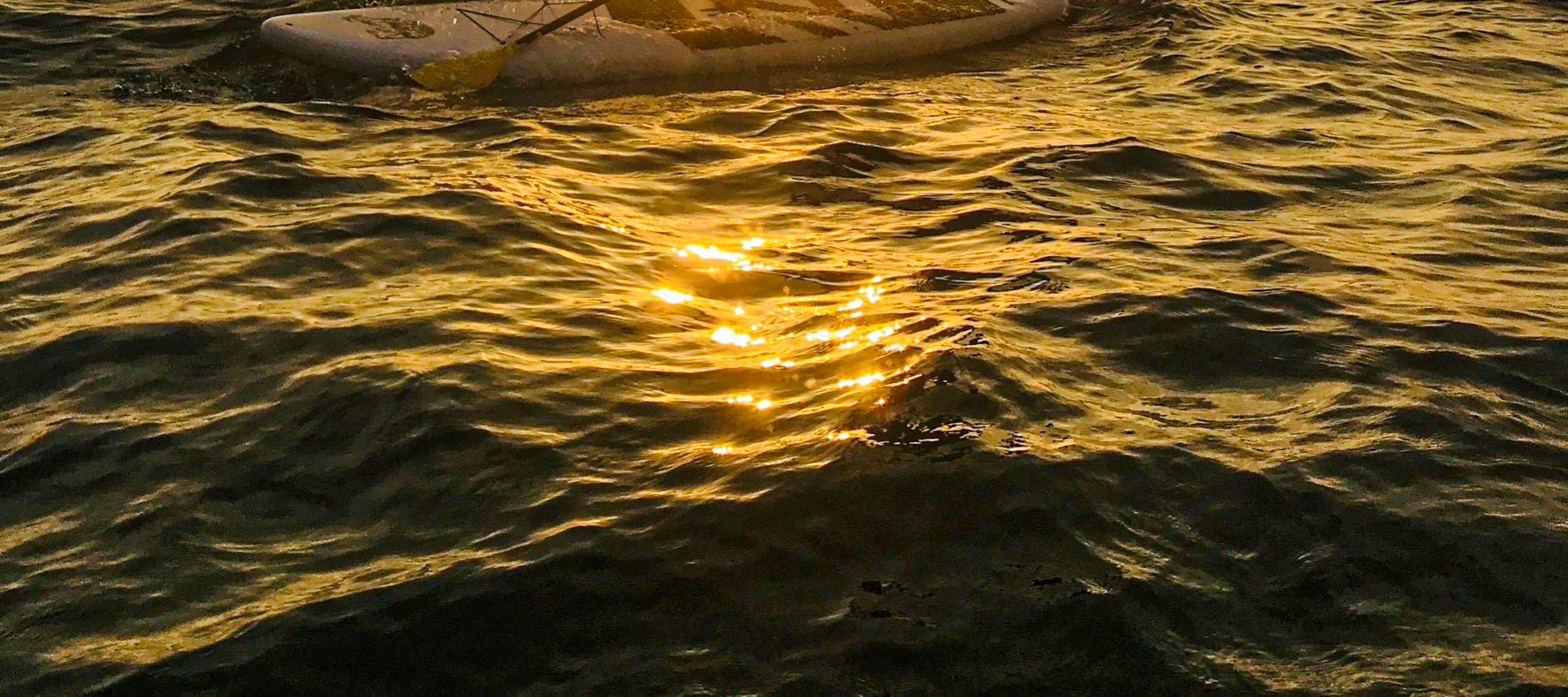 日落餘暉滿滿的灑在海面上，體驗美麗的夕陽，划著SUP板、獨木舟細細的體驗大自然賜予的天然美景