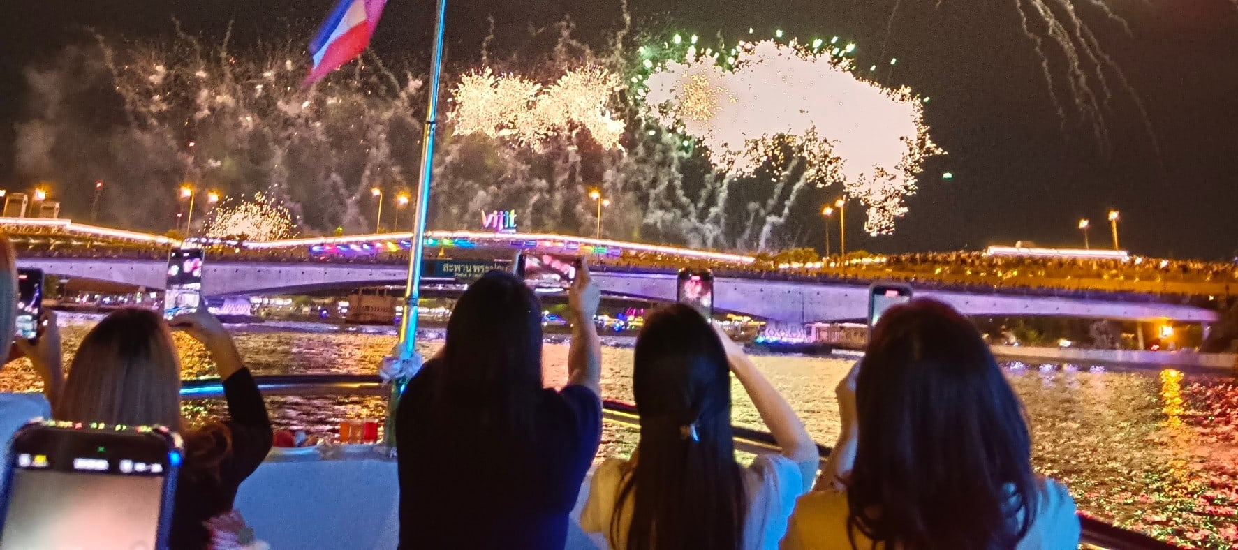 New Horizon Cruise: Elegant Dinner Cruise on Bangkok's Chao Phraya R