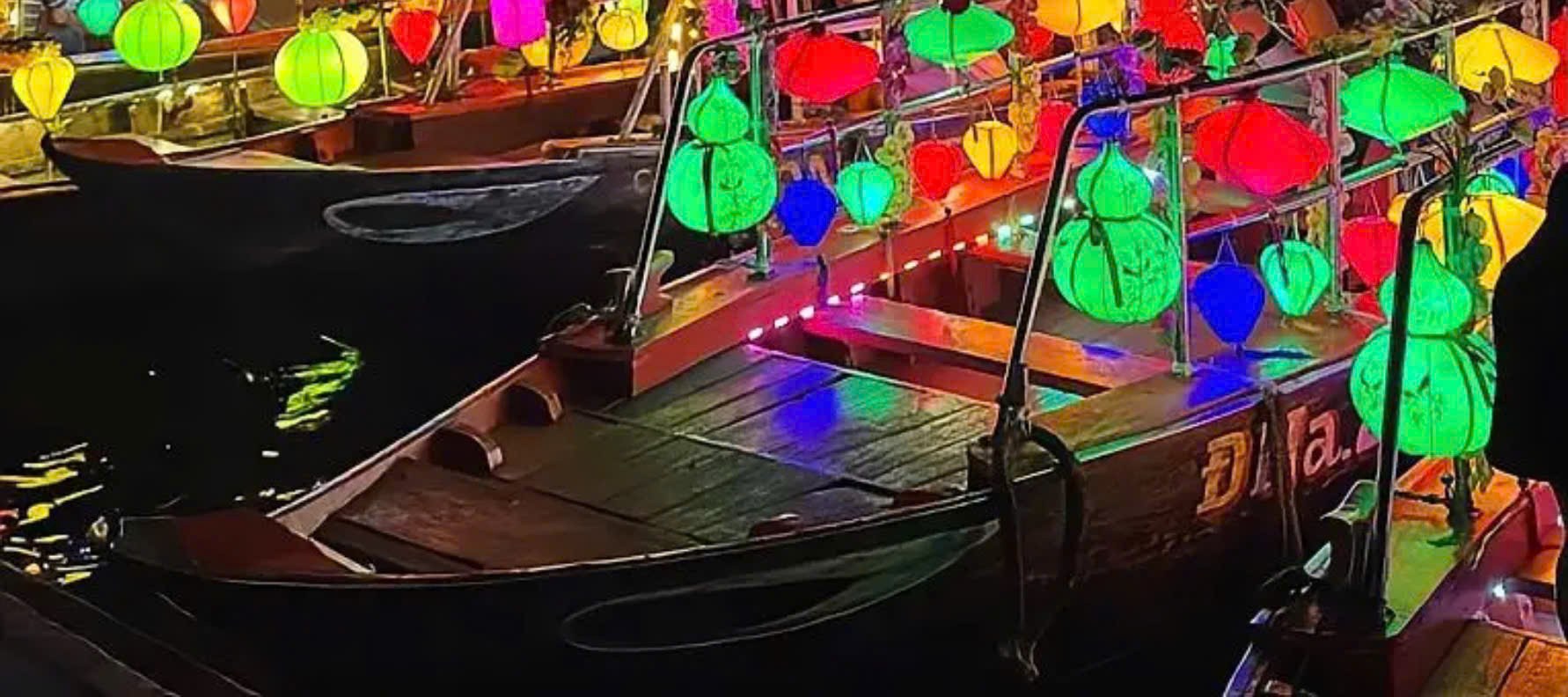Hoi An: Hoai River Premium Boat Ride & Floating Lantern Experience
