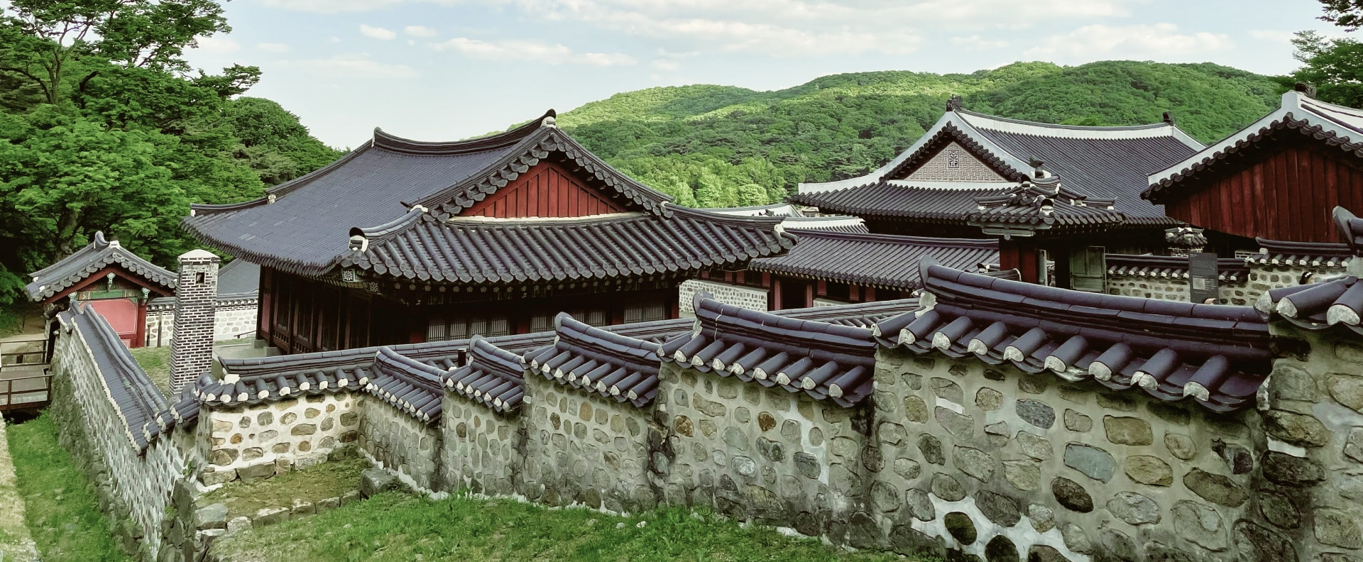 🌞南漢山城是聯合國教科文組織世界遺產，是一座位於首爾郊外的歷史悠久的山城。這座宮殿讓您一窺韓國的皇家歷史，讓您的夏日漫步既輕鬆又有意義。