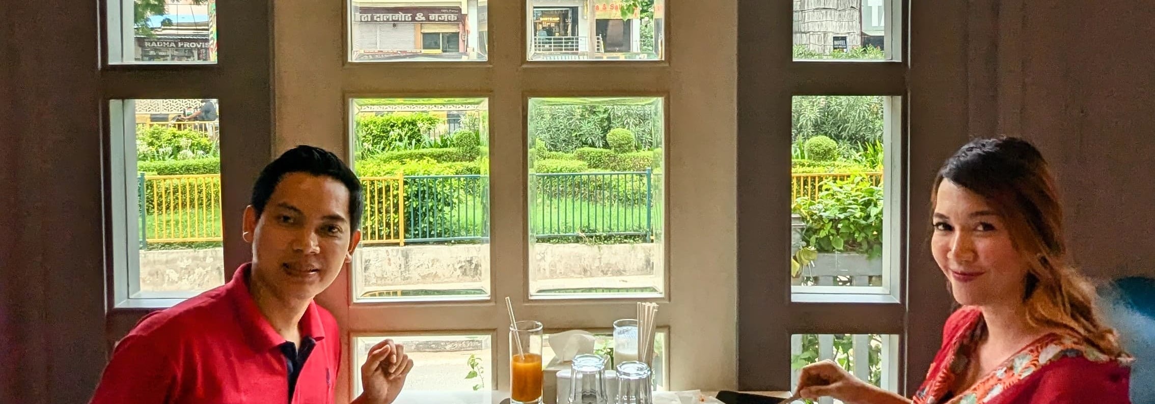 在當地餐廳享用令人食指大動的美食饗宴。