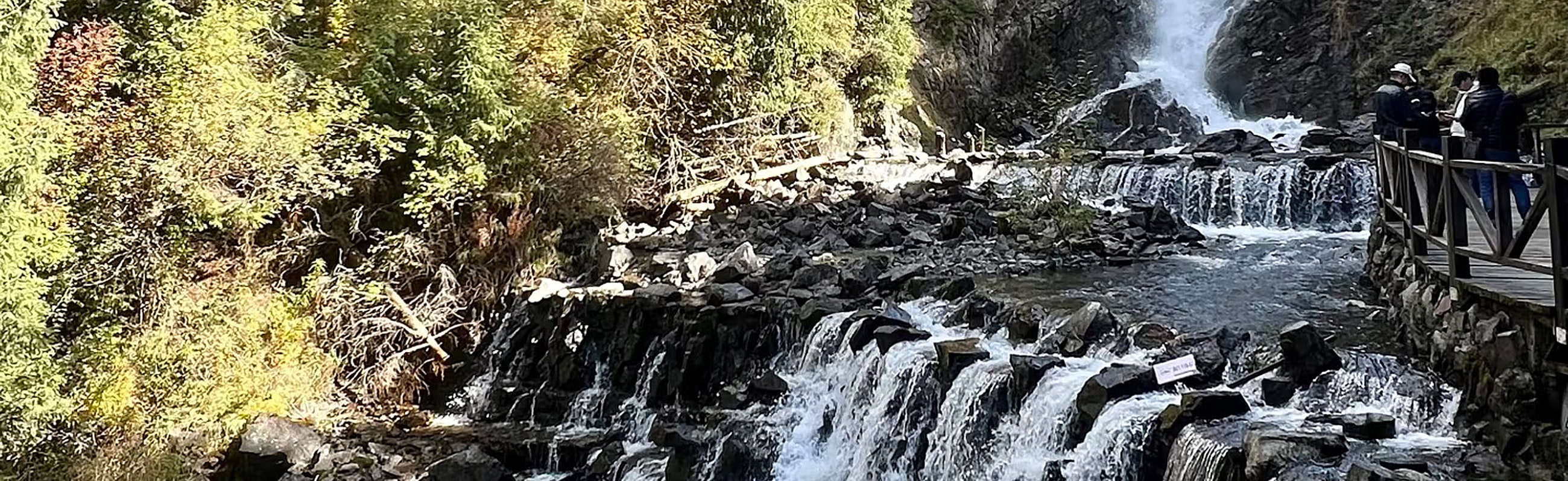 三工河穿流，水旋路轉，河水湍急，浪花飛濺，崖聳谷深，聲震幽谷，有詩曰“巍峨石峽瑤池門，峭壁懸天險斷魂。鬼斧神工刀劈就，一線通途上青天。