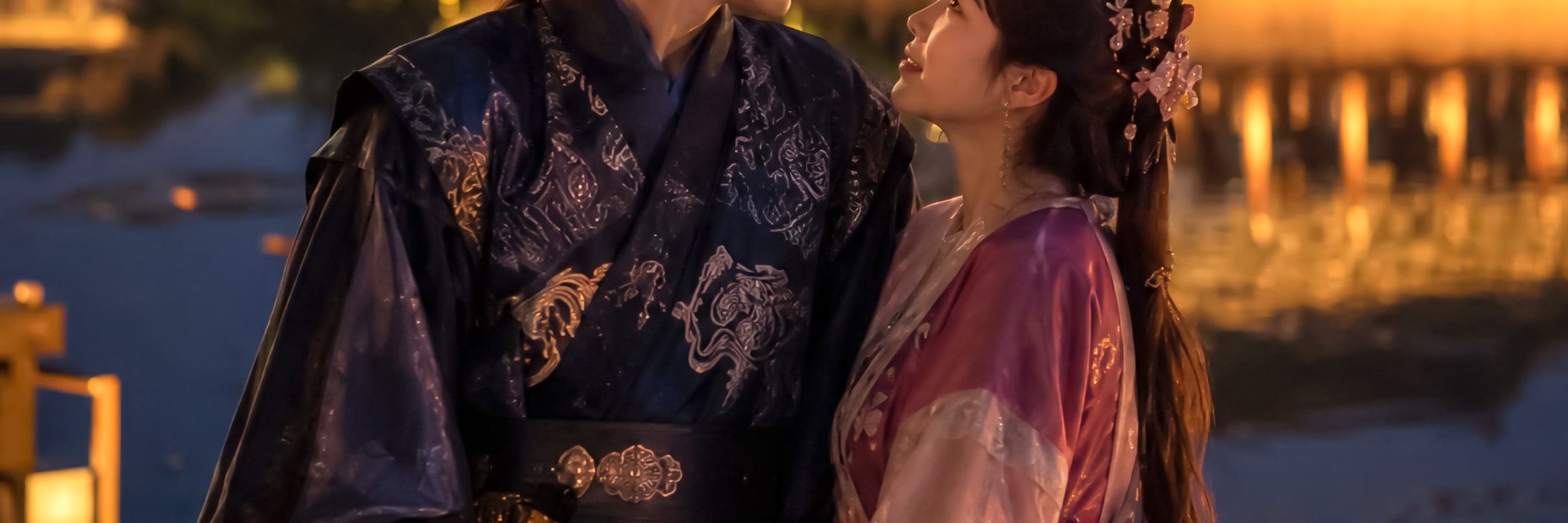 該景點以美麗的夜間燈光秀和寧靜的水面倒影而聞名