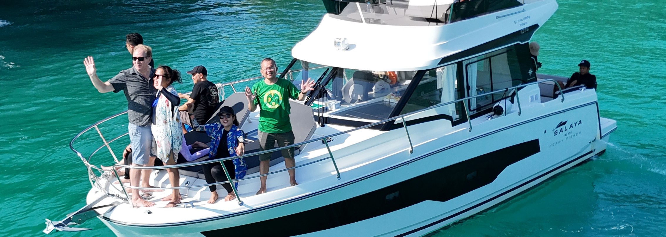 搭乘Salaya Yachts遊艇，在蓬科島 (Ponco Island) 的碧綠海水中巡航，享受極致的熱帶假期。