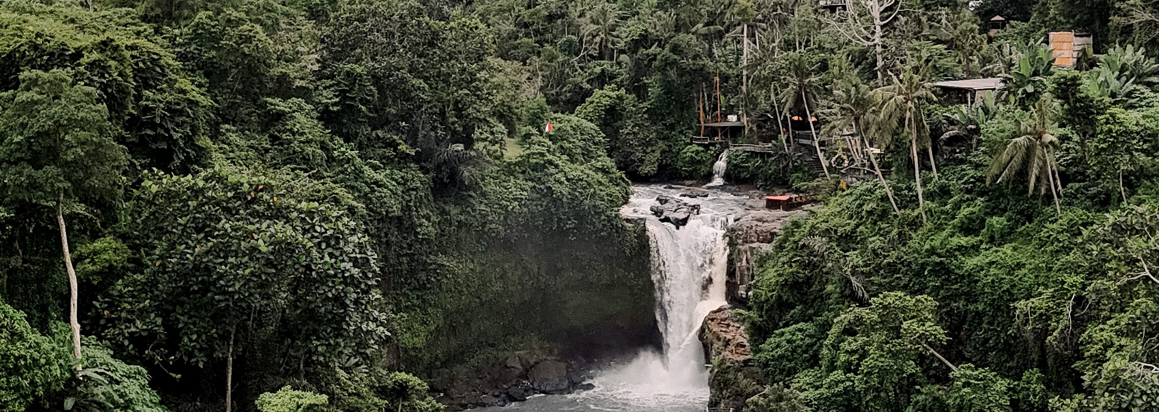 德格拉朗瀑布旁的一片綠洲，別緻的池畔與奔騰的瀑布和諧相融