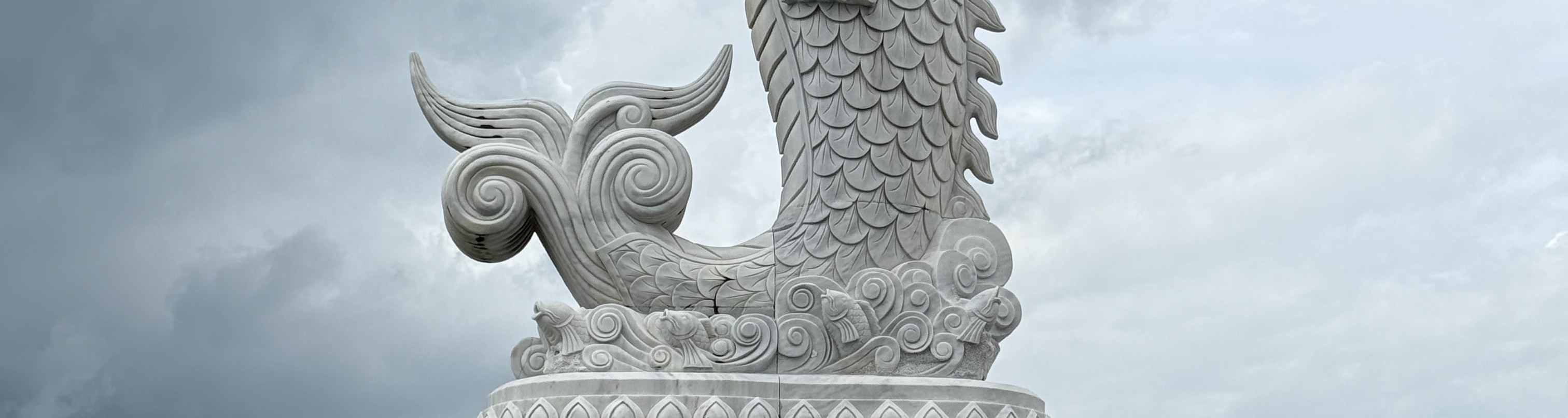 「鯉魚化龍」雕像 – 欣賞象徵堅韌不拔與蛻變的鯉魚化龍雕像。