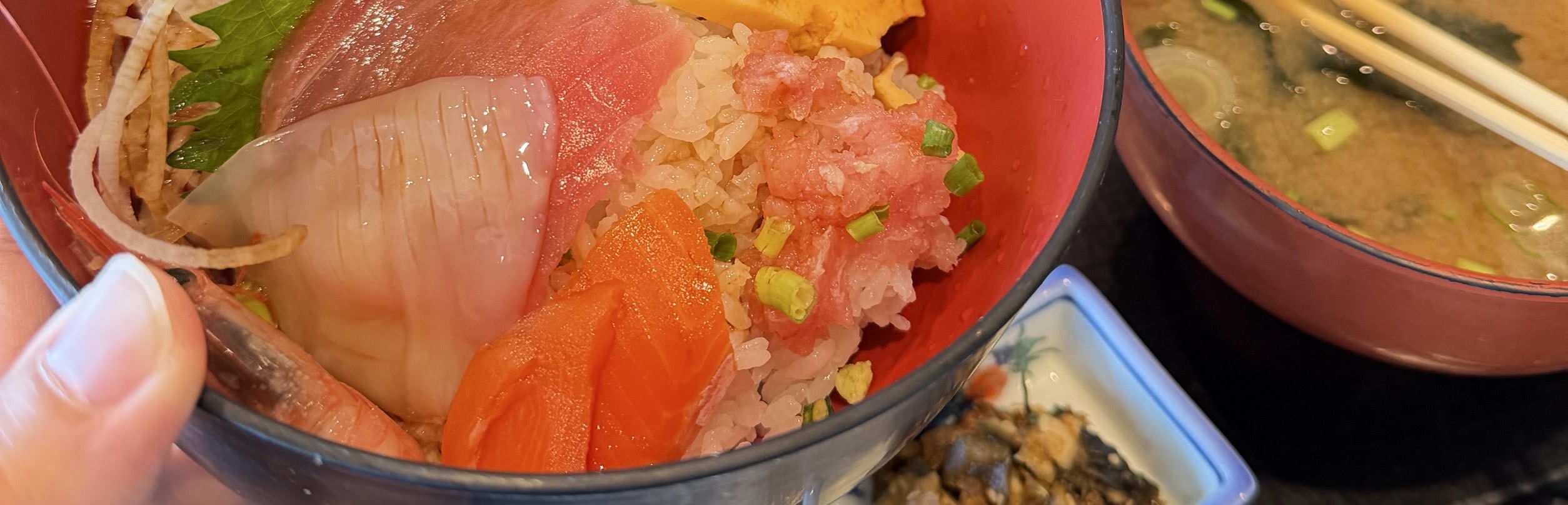 港口附近的海鮮市場內 享用美味海鮮蓋飯