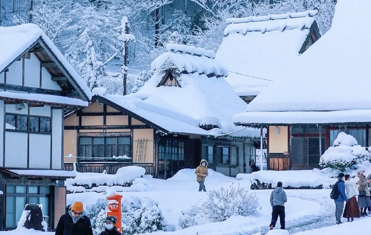 白雪覆頂、燈火搖曳,美山冬燈廊以溫柔光影描繪出京都冬夜最浪漫的詩篇。 白雪覆頂、燈火搖曳,美山冬燈廊以溫柔光影描繪出京都冬夜最浪漫的詩篇。