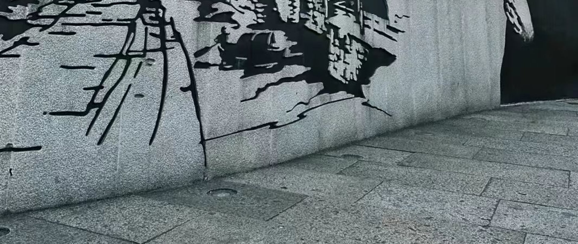 魯迅故居彷彿走進了一條充滿魯迅筆下風情的時光街巷,咸亨飯店、百草園、三味書屋等熟悉的名字一一映入眼簾,孔乙己、閏土的雕像靜靜地訴說著過去的故事 魯迅故居彷彿走進了一條充滿魯迅筆下風情的時光街巷,咸亨飯店、百草園、三味書屋等熟悉的名字一一映入眼簾,孔乙己、閏土的雕像靜靜地訴說著過去的故事