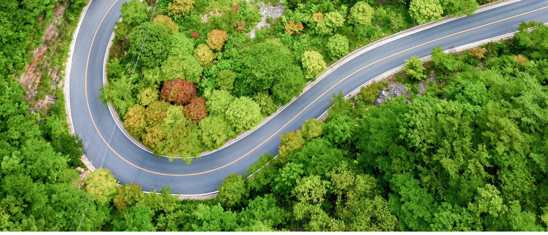 馳騁在寶筏嶺路 (Bobaljae Road) 蔥鬱的綠色美景中，然後在觀景台稍作停留，拍下令人驚豔的網美照。