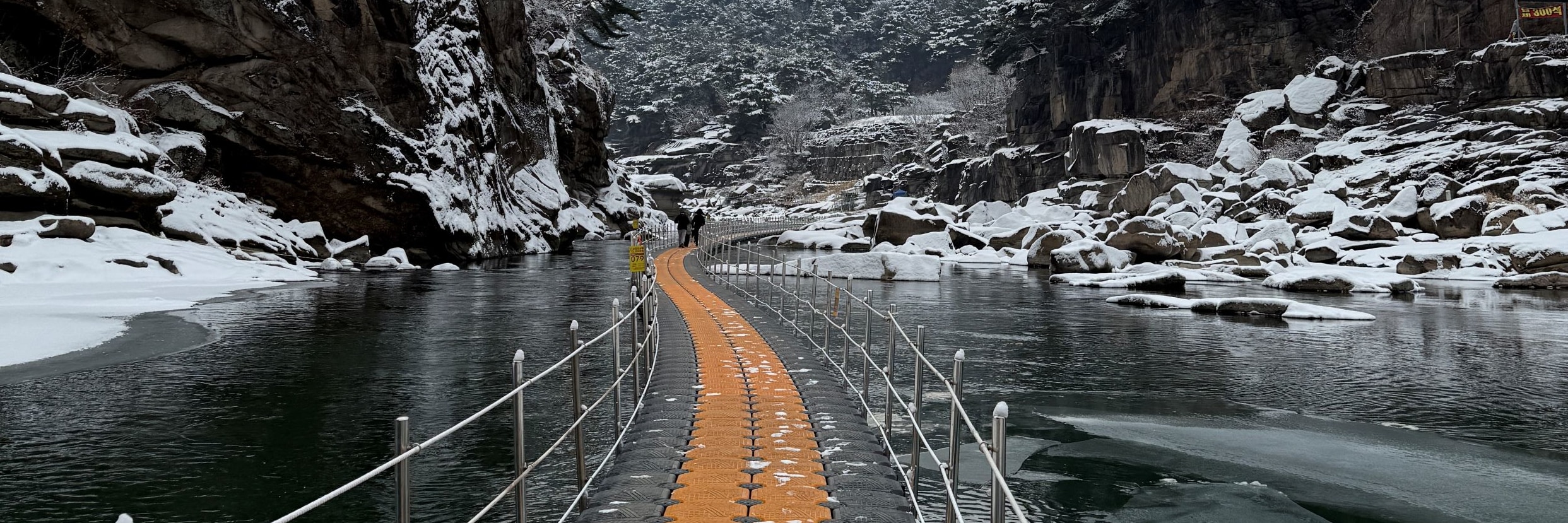桑丹谷 (Sundam Valley) 河流兩岸矗立著壯麗的花崗岩巨石。歷經河水長年沖刷,花崗岩地貌與上游的玄武岩懸崖形成鮮明對比,令人讚嘆。 桑丹谷 (Sundam Valley) 河流兩岸矗立著壯麗的花崗岩巨石。歷經河水長年沖刷,花崗岩地貌與上游的玄武岩懸崖形成鮮明對比,令人讚嘆。