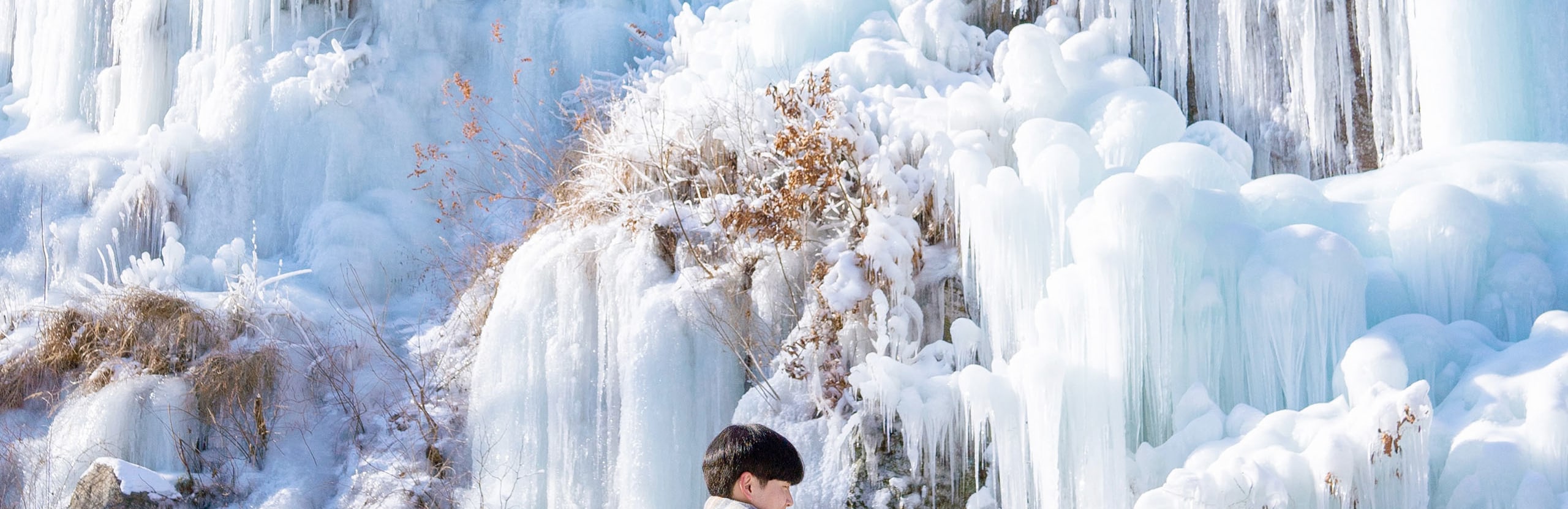 「魚飛冰谷 (Eobi Ice Valley)」是 Instagram 網紅的熱門打卡點，最適合捕捉壯麗的冰柱美照。