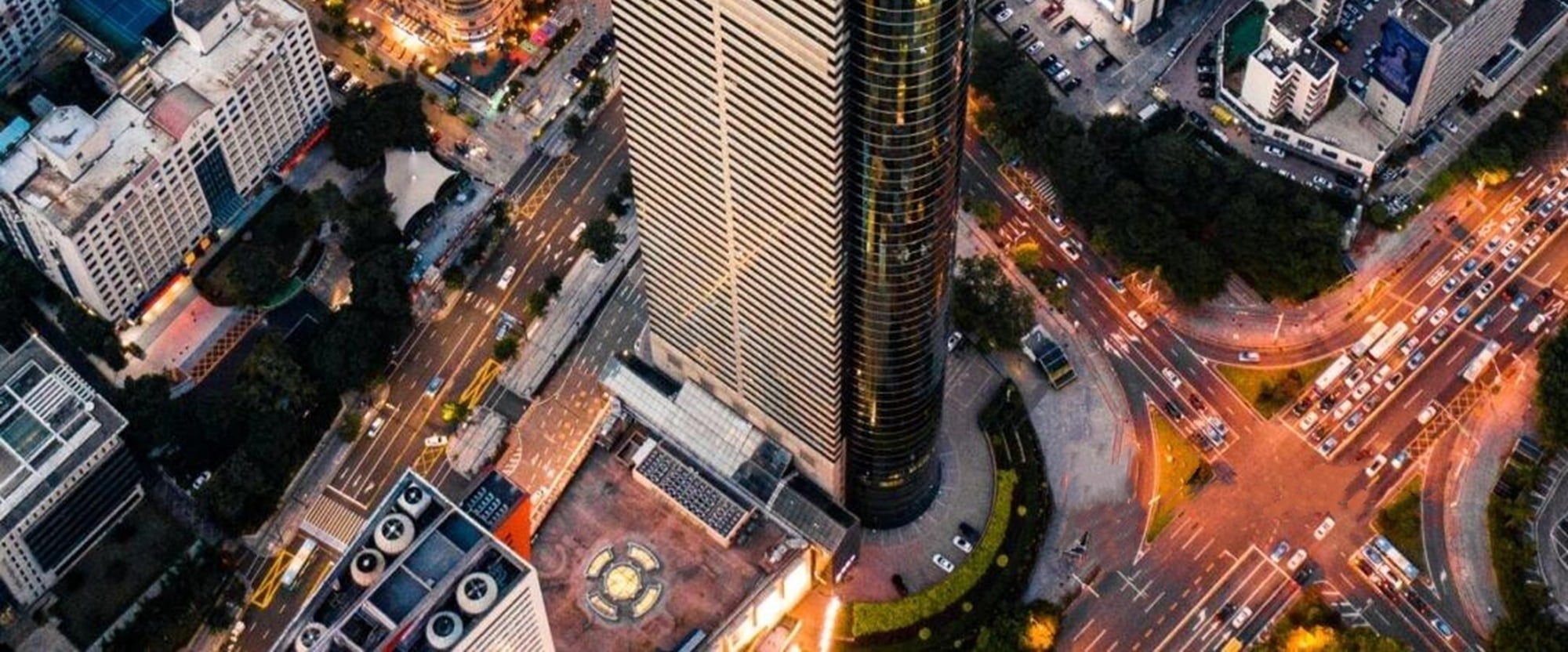The Diwang Building stands proudly in the city of Shenzhen. From a high altitude, the prosperity of the city and the architectural aesthetics are perfectly integrated, and the charm of the landmark is fully displayed.