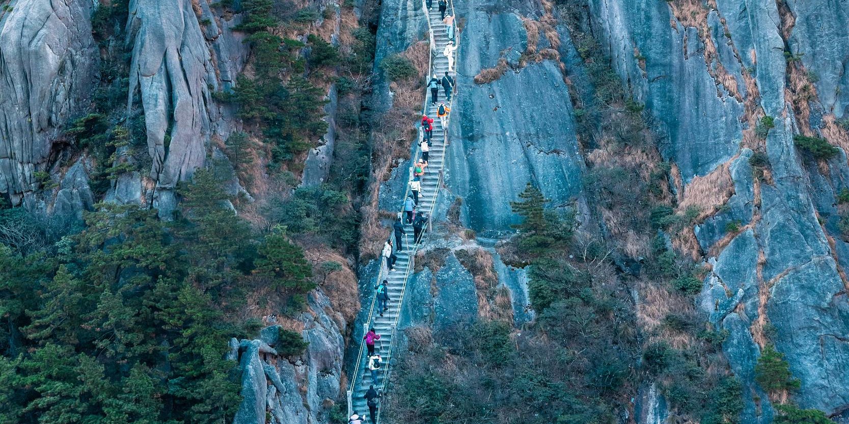 玉屏景區是黃山中心景區，以奇松、怪石、雲海、摩崖石刻聞名。
