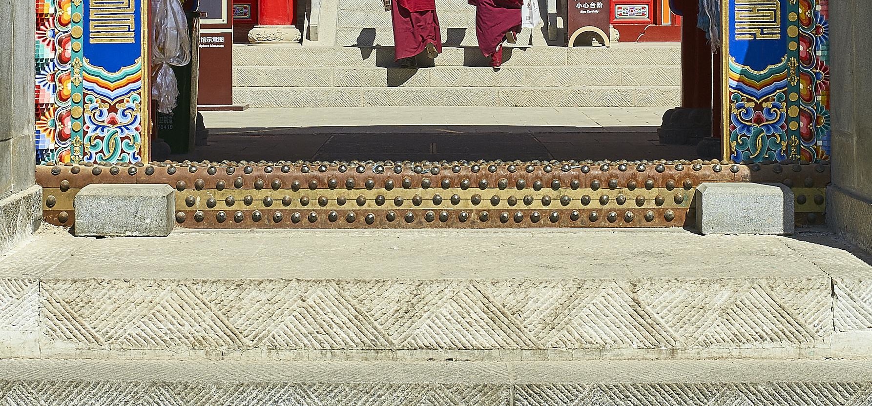 在塔爾寺的購票處有導遊服務，建議請一個導遊，因為塔爾寺的歷史內涵非常深厚，沒有導遊的講解，你會錯過很多有意思的故事。（本產品司機兼嚮導不進入景區）