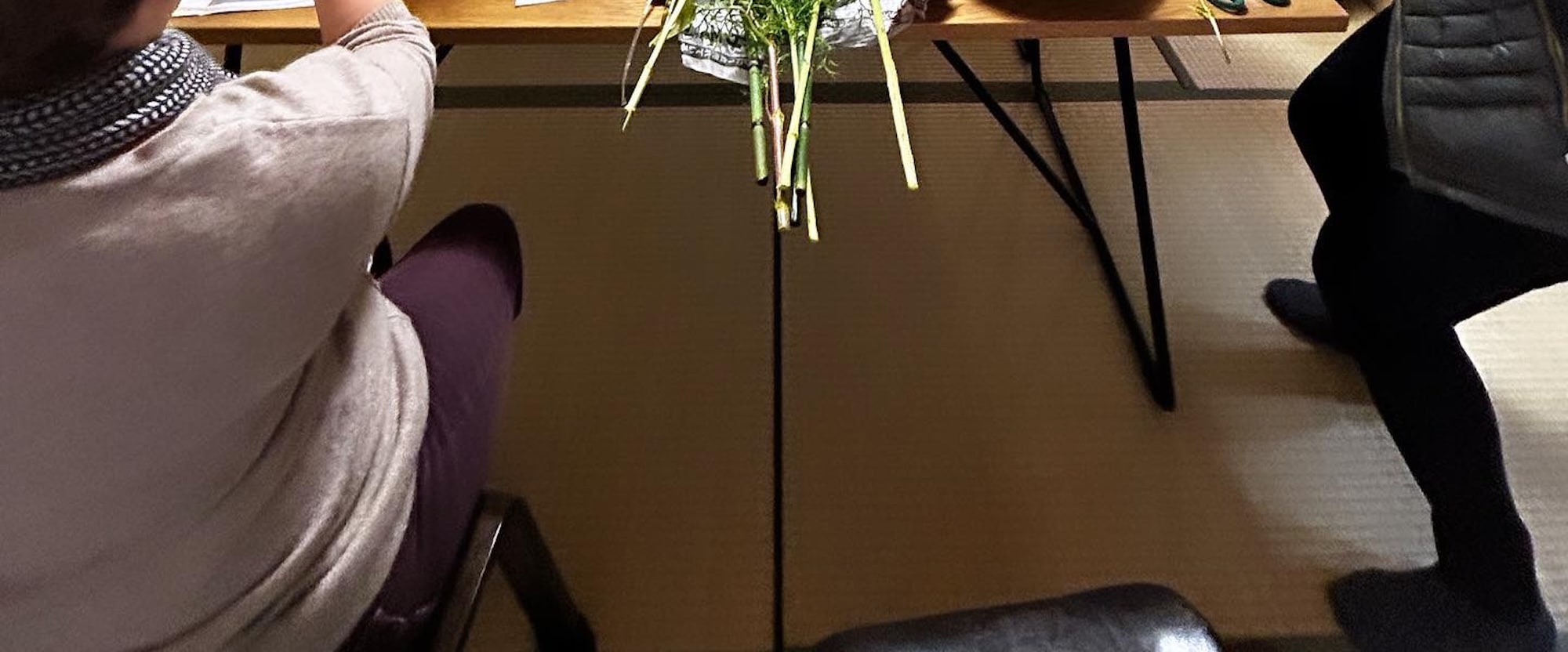 參與者正在學習以池坊流派插花，將當季花卉佈置成美麗作品。