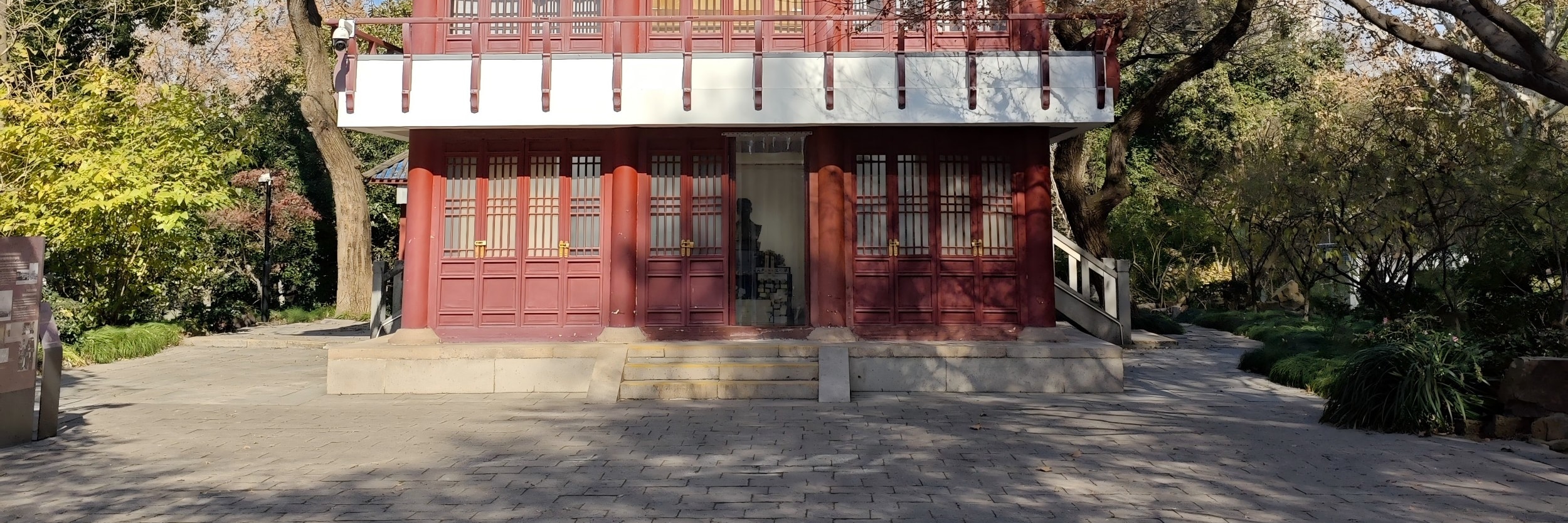 上海經典1日遊（上海新天地+大韓民國臨時政府舊址+虹口公園+海底撈羊肉串+夜遊豫園+城隍廟老街）