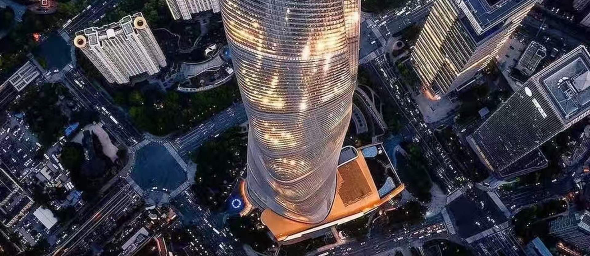 上海中心大廈夜景璀璨,其螺旋上升的外觀在燈光勾勒下如巨龍盤旋。位於 118 層的 “上海之巔” 觀光廳可 360° 俯瞰上海,外灘、東方明珠等盡收眼底 上海中心大廈夜景璀璨,其螺旋上升的外觀在燈光勾勒下如巨龍盤旋。位於 118 層的 “上海之巔” 觀光廳可 360° 俯瞰上海,外灘、東方明珠等盡收眼底