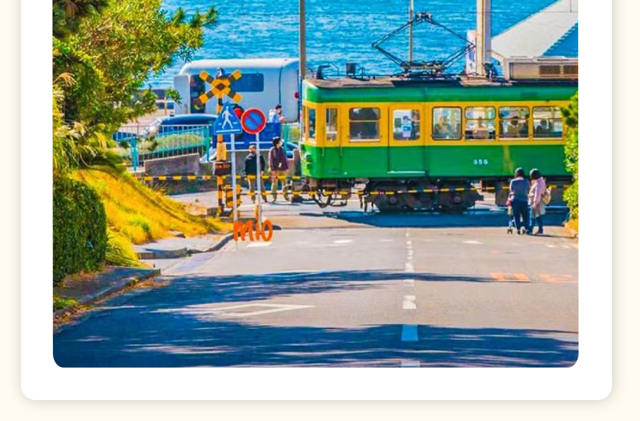 江之島電車,連接藤澤與鎌倉,穿越湘南海岸,帶來別樣的浪漫體驗。軌道蜿蜒,電車緩緩,穿行於古樸街道與明媚海景之間。車內裝飾充滿童趣,車窗外的風景如畫卷般展開。無論是追尋《灌籃高手》的記憶,還是沉浸於鎌倉的古韻,這趟電車之旅,都將帶你領略日本獨特的文化和風情。 江之島電車,連接藤澤與鎌倉,穿越湘南海岸,帶來別樣的浪漫體驗。軌道蜿蜒,電車緩緩,穿行於古樸街道與明媚海景之間。車內裝飾充滿童趣,車窗外的風景如畫卷般展開。無論是追尋《灌籃高手》的記憶,還是沉浸於鎌倉的古韻,這趟電車之旅,都將帶你領略日本獨特的文化和風情。