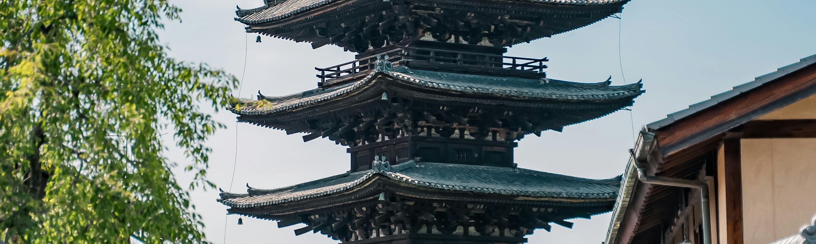 Walking down from the main gate of Kiyomizu Temple, you will see these two ancient stone streets, which are important paths leading to Gion and Yasaka Shrine. Traditional townhouse-style shops are lined up on both sides, making it one of the most popular 