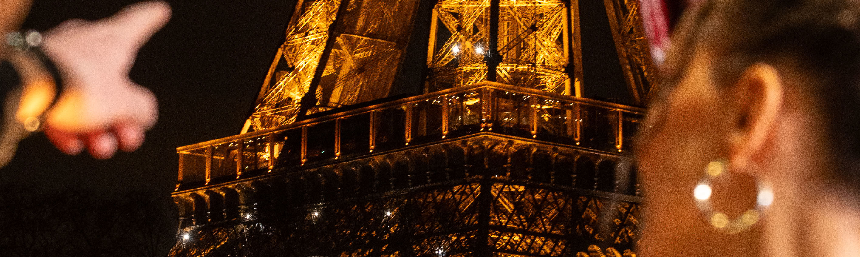 魔幻之夜：在星空下享用晚餐，以璀璨的艾菲爾鐵塔為浪漫背景。