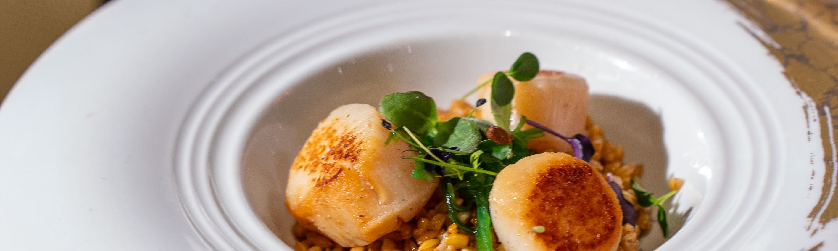 在河上享用擺盤精美、品質卓越的佳餚，全面提升您的用餐體驗。